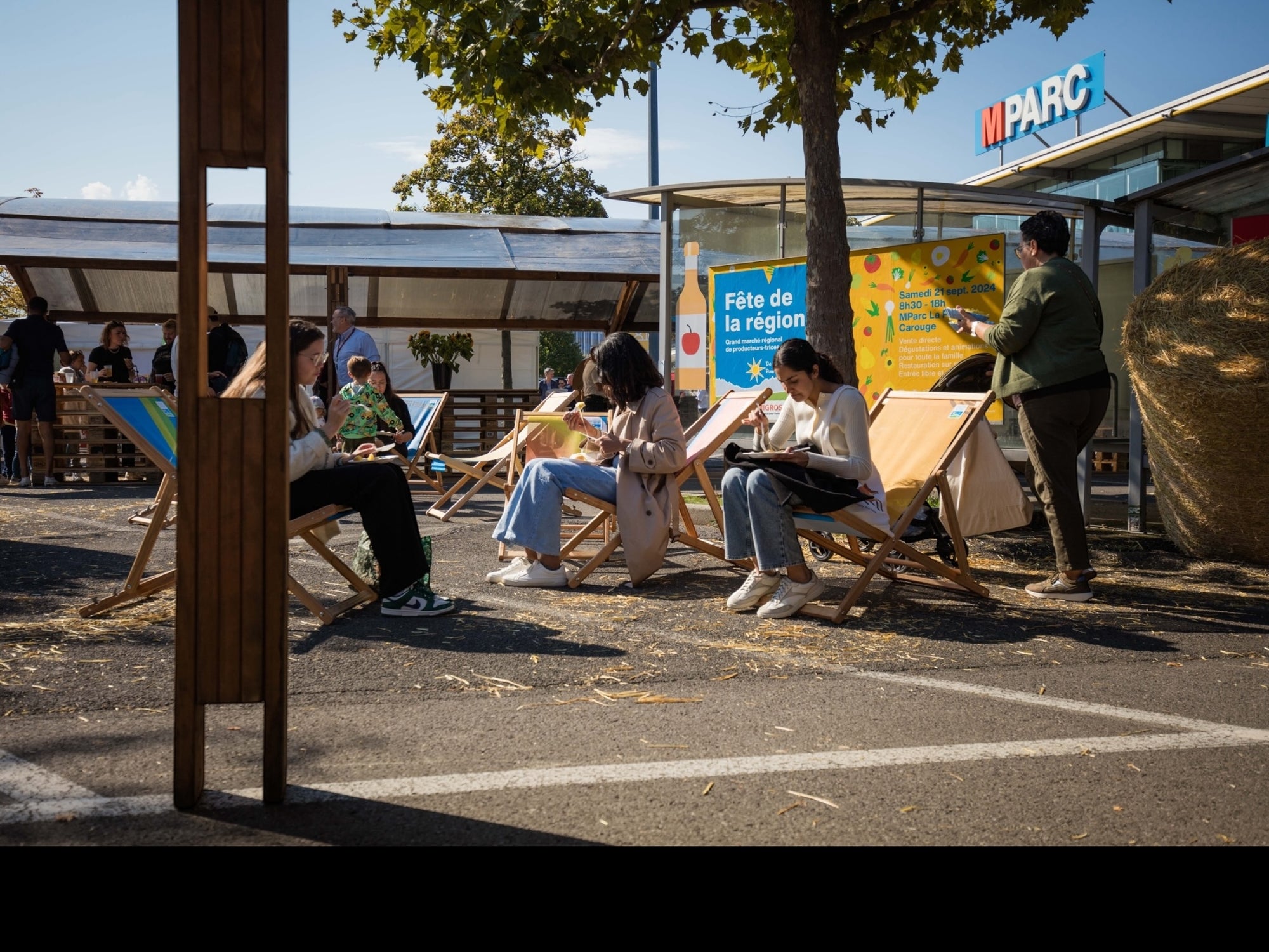 Nous avons recyclé et transformé des anciennes bâches de la MIGROS en transats.