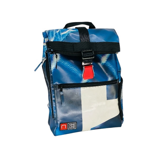 sac à dos nine june swiss made bâche de camion recyclée nomad 25 litres.swiss made, recycling, upcycling, 35 litres, trucktarpaunlin, backpack, adventurer