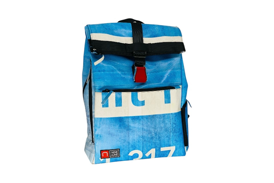 sac à dos nine june swiss made bâche de camion recyclée nomad 25 litres.swiss made, recycling, upcycling, tructarpaunlin, backpack, adventurer