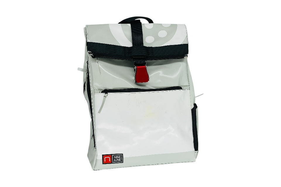 sac à dos nine june swiss made bâche de camion recyclée nomad 25 litres.swiss made, recycling, upcycling, tructarpaunlin, backpack, adventurer